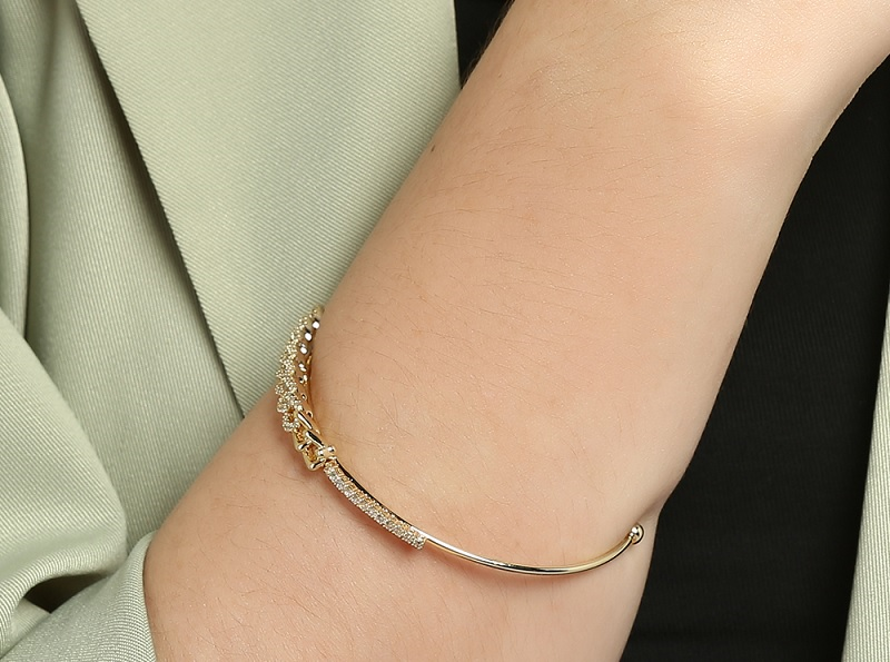 V&ograve;ng tay được đ&iacute;nh đ&aacute; sang trọng